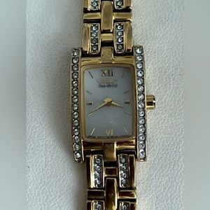 Citizen Eco-Drive Ladies Watch Crystals Pearl Dial Gold Tone Bracelet Solar